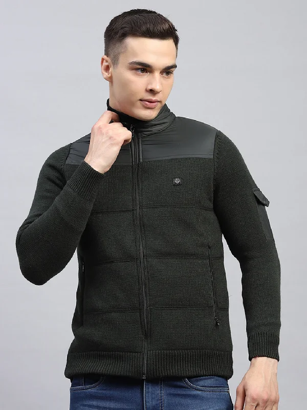 Men's sporty fleece jacket-Men Green Self Design Mock Neck Full Sleeve Jacket